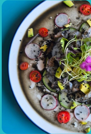 Platillo de la casa con vegetales y mariscos